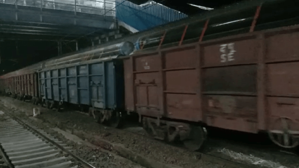 broken coupling goods train