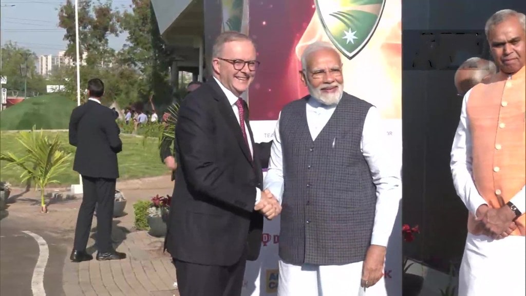 PM Modi arrived to watch the Test match between IND-AUS with the Australian Prime Minister took stock of the stadium from the chariot