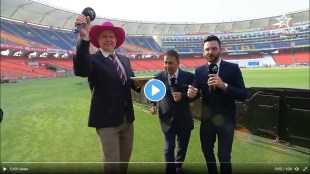 All the commentators including Sunil Gavaskar Ravi Shastri dancing on this song