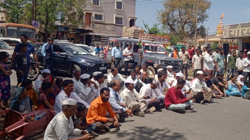 road block movement in Nandur for traffic jam after accident