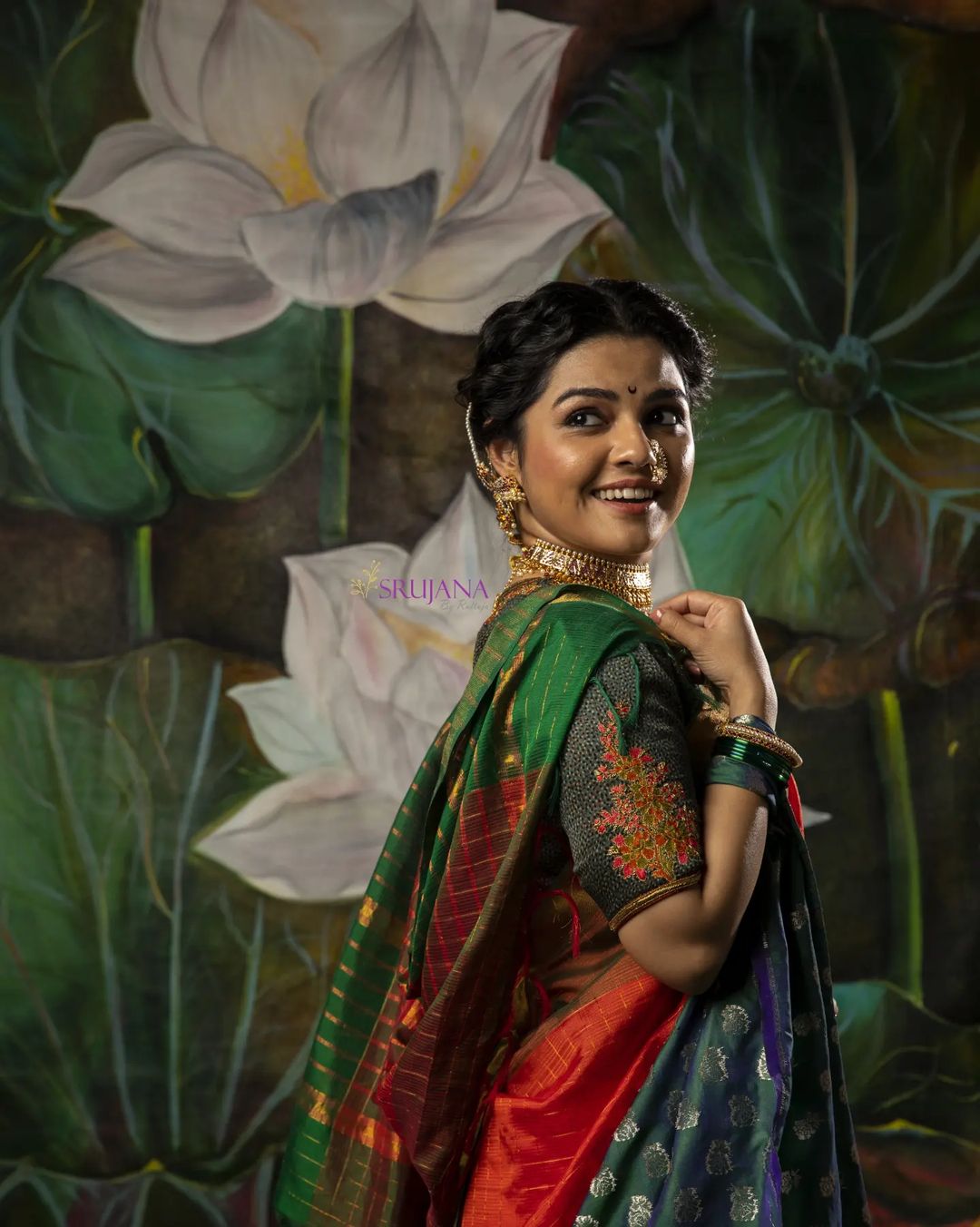 Sonalee Kulkarni's beautiful photoshoot in green Nauvari saree | Times of  India