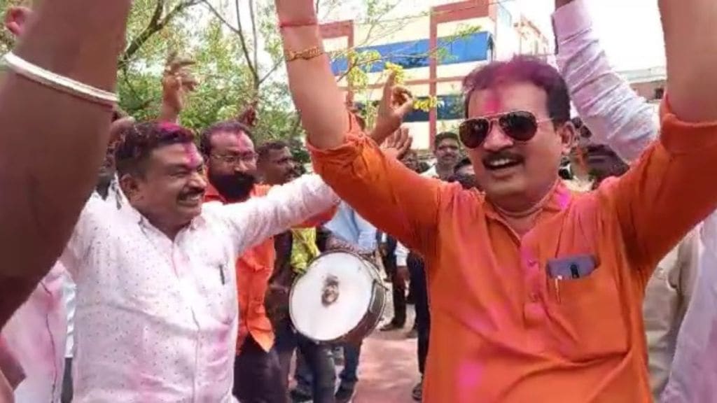 Congress and BJP district presidents danced