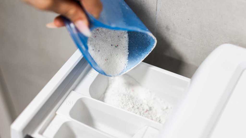 How much detergent powder should be used to wash clothes in washing machine