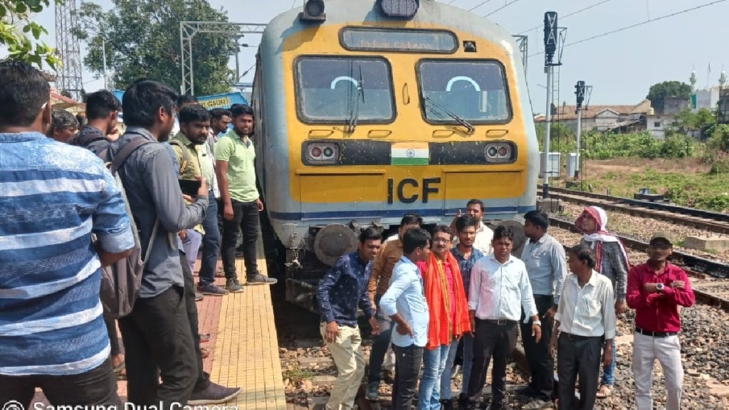 Passengers are angry due to delay in trains gondiya