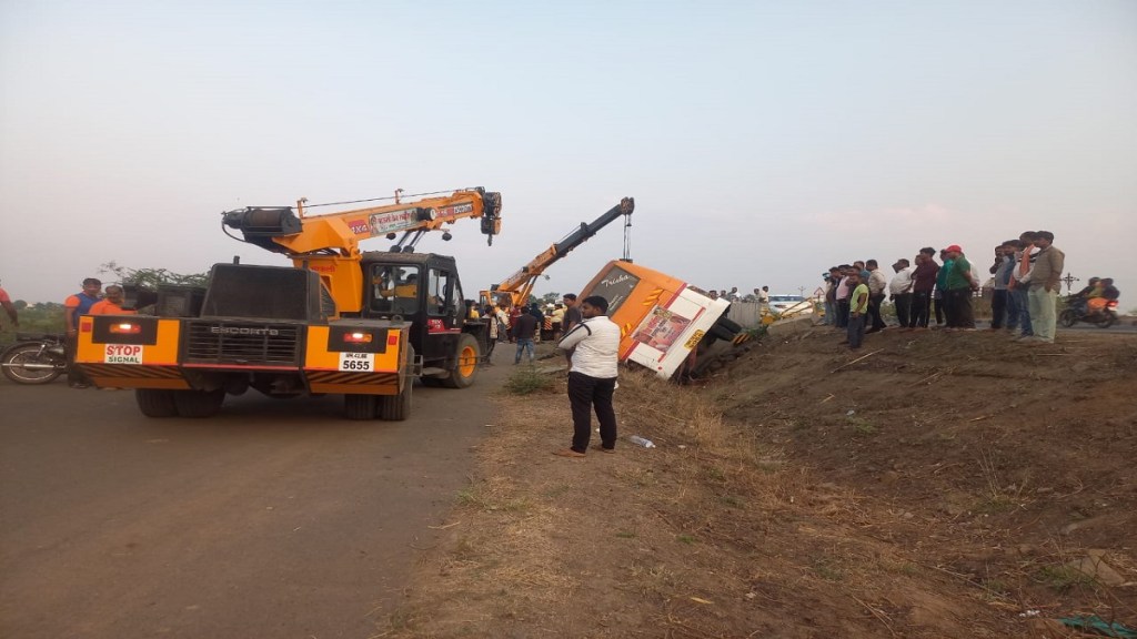 Accident bus Pune Solapur road