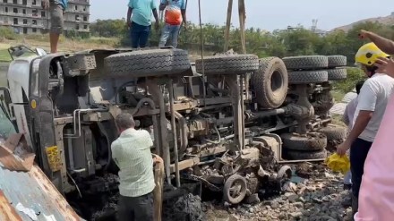 Truck overturns in Virar