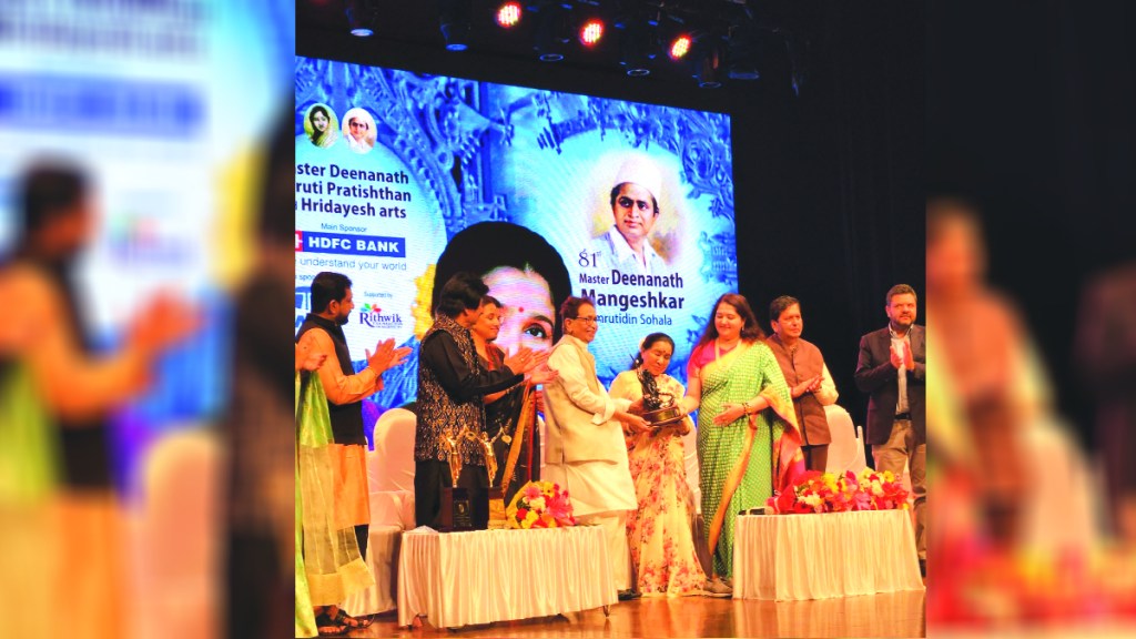 asha bhosle reciving award