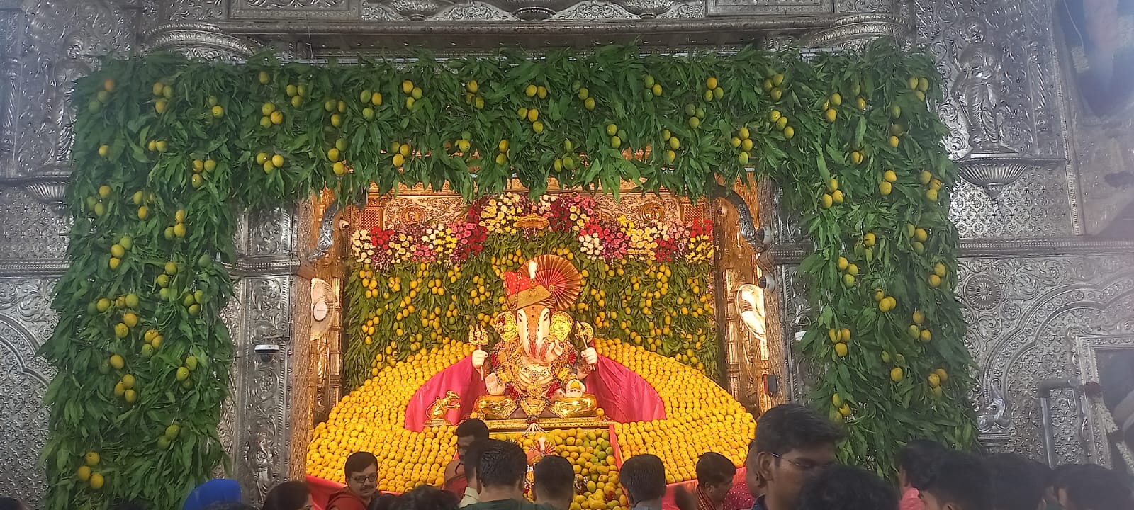 dagadusheth-ganpati-mango-decoration