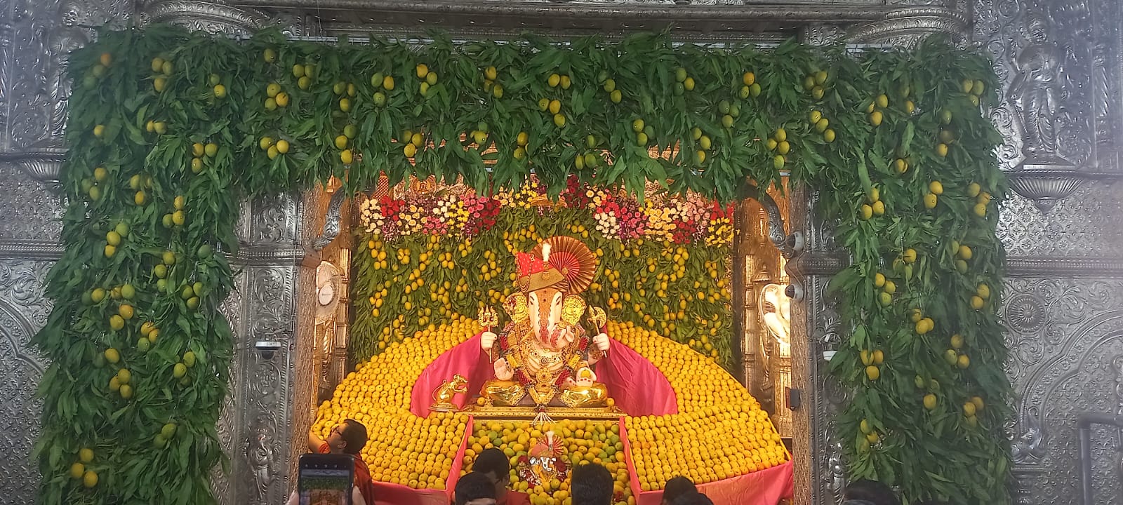 dagadusheth-ganpati-mango-decoration