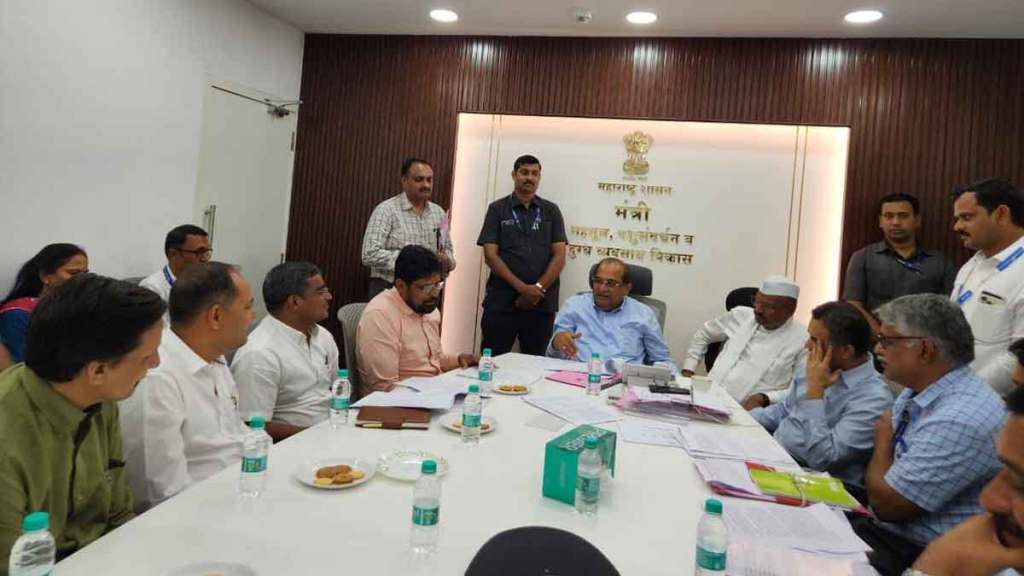 Officials of Revenue Association in discussion with Minister Radhakrishna Vikhe Patil