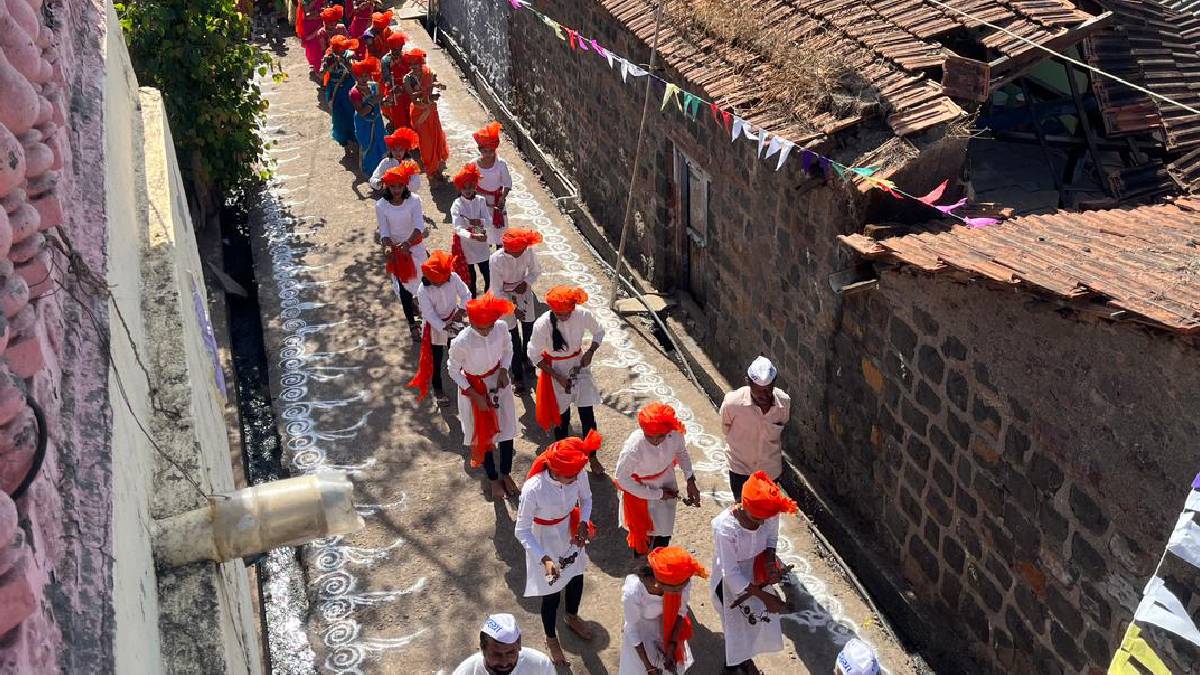 मिरवणुकीच्या सुरूवातीला गावातील महिलांचे लेझीमपथक होते. हलगी आणि तुतारीच्या निनादात निघालेल्या पालखीवर फुलांची उधळण करण्यात येत होती.