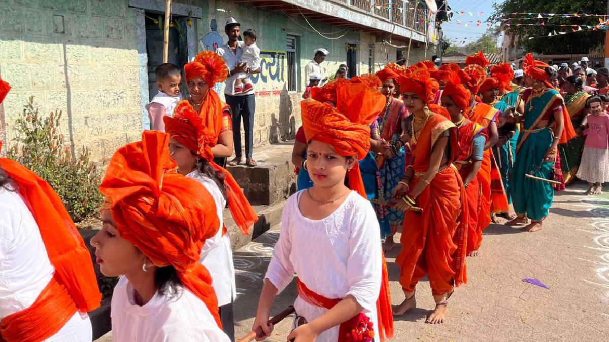 तर, संपूर्ण गावातील रस्त्यावर रांगोळी काढून कागदाच्या पताका, सचिनचे मोठे पोस्टर लावून गाव सजविण्यात आले होते. हनुमान मंदिरापासून सचिनच्या अर्धपुतळा पालखीत ठेवून गावातून मिरवणुक काढण्यात आली.