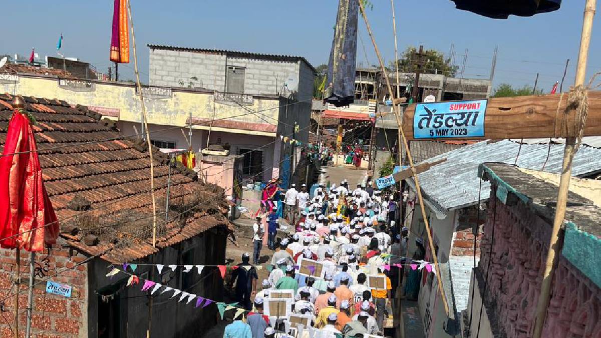 सचिनच्या वाढदिवसाचे औचित्य साधून गावातील प्रत्येक घरी बॅटसह गुढी उभारण्यात आली होती.