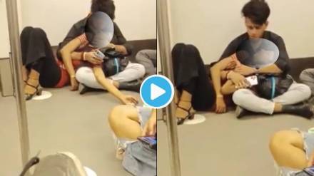 Video Couple Kissing In Crowded Train, Girl Seems To Be on Drugs, Vulgar Act, Make People say Delhi Metro, pornhub,