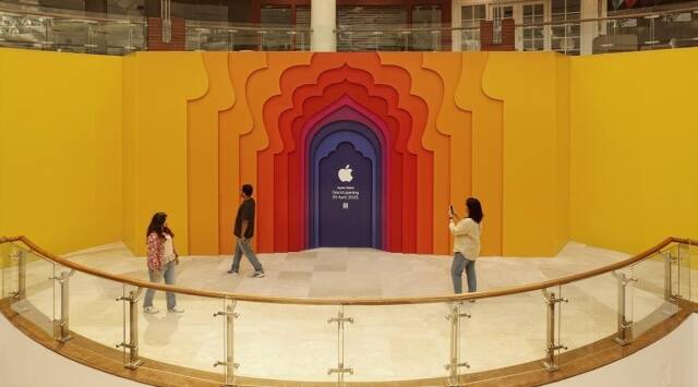 मुंबईतील Apple Store मध्ये काम करणाऱ्या बहुतांश कर्मचाऱ्यांना २५ हून अधिक भाषा येतात, तर दिल्लीतील स्टोअरमध्ये कर्मचारी १५ वेगवेगळ्या भाषा बोलतात आणि समजतात.