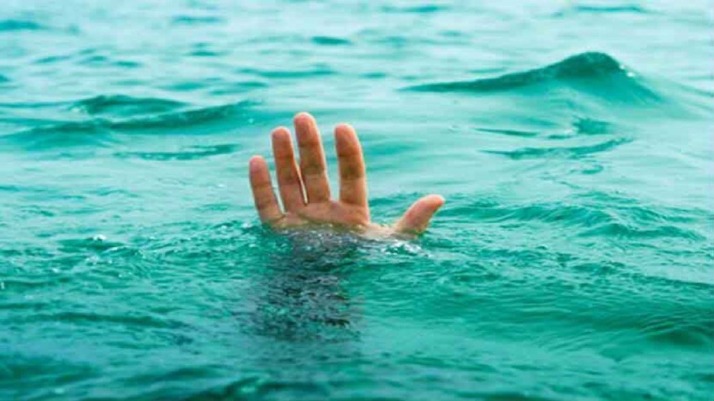 youths Wardha river swept away