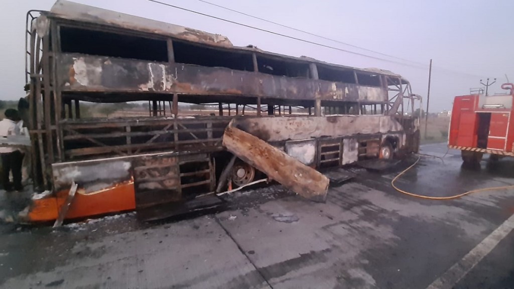 Private bus burnt in Washim