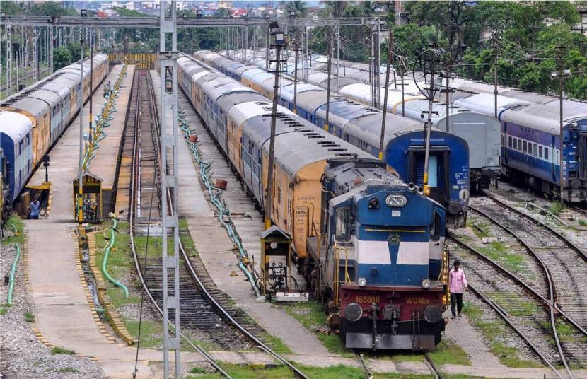 रेल्वेला भारताची लाईफलाईन (Indian Railways) म्हटले जाते. दररोज कोट्यवधी लोक रेल्वेने प्रवास करतात. 