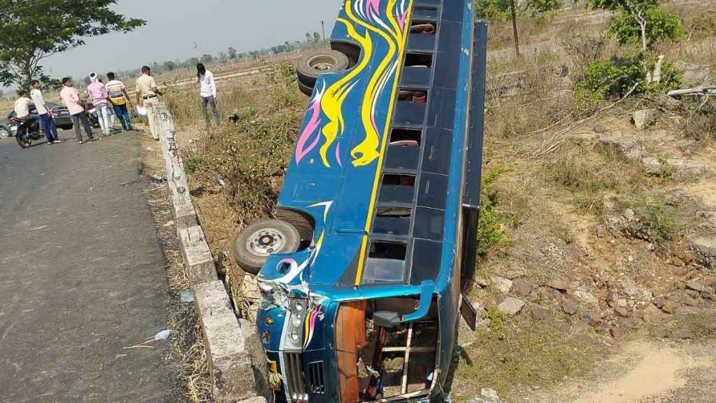 private bus fell into a pit