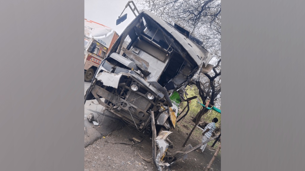 bus hit truck four people died accident washim