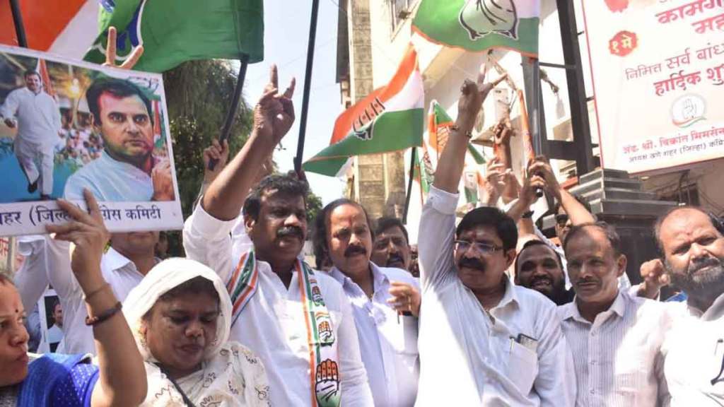 congress workers celebrate after karnataka victory in thane