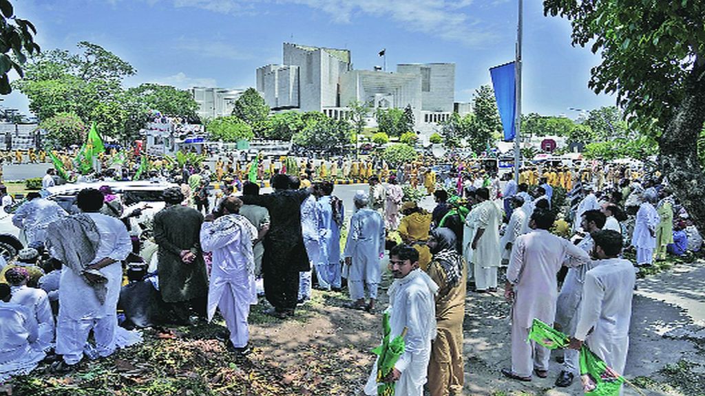 dv imran khan supporters