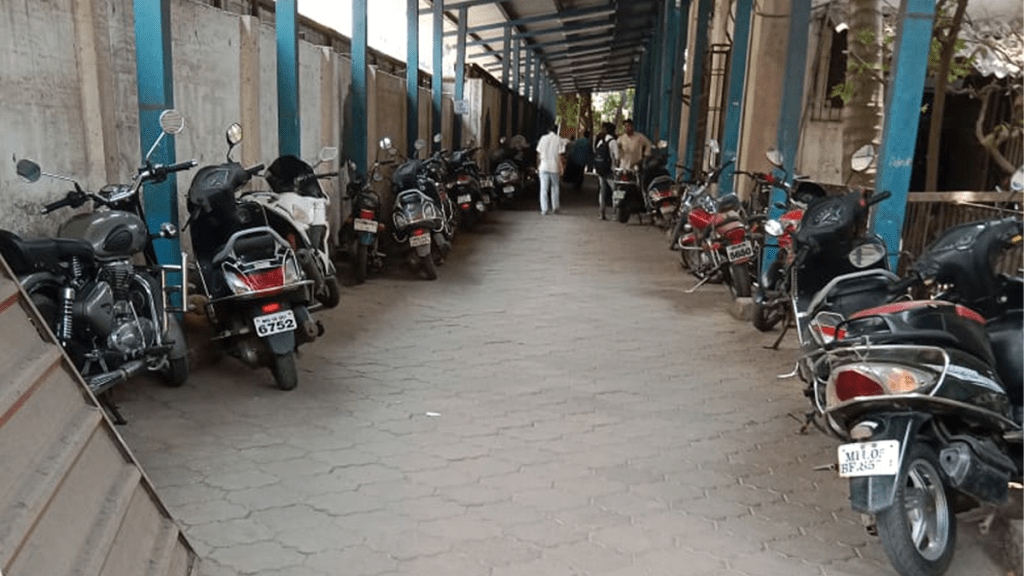 obstruction two wheelers reservation center dombivli western railway station