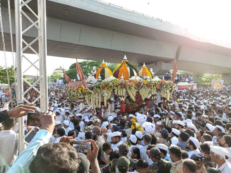 संत श्रेष्ठ तुकाराम महाराज पालखी सोहळ्याने शनिवारी पंढरपूरकडे प्रस्थान ठेवले. मुख्य मंदिराला प्रदक्षणा घातल्यानंतर पालखीचा पहिला मुक्काम देहूतीलच इनामदार वाड्यात झाला. रविवारी सकाळी शासकीय पूजा करण्यात आली. देहूकरांनी मुख्य कमानीवरून पालखीवर पुष्पवृष्टी केली. त्यानंतर पालखी पिंपरी-चिंचवड शहराच्या दिशेने मार्गस्थ झाली. (फोटो - लोकसत्ता टीम)