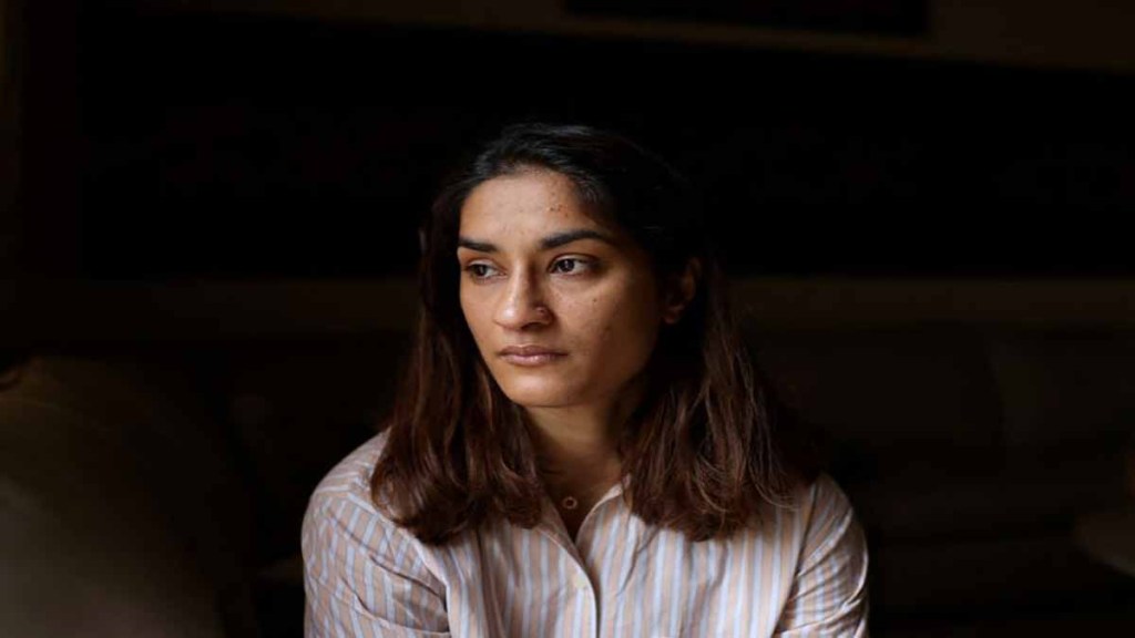 Suno Draupadi shastra utha lo as soon as the charge sheet was filed against Brijbhushan Singh Vinesh Phogat taunted took out the inner anger from Pushyamitra's poem