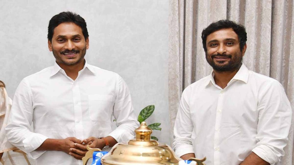 Former cricketer Ambati Rayudu to enter politics from YSR Congress Speculation intensified after meeting Jagan Mohan Reddy