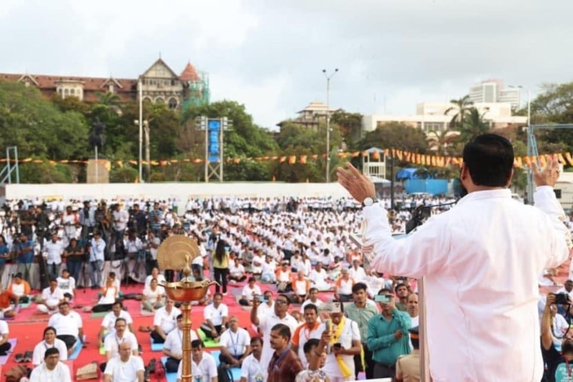 धकाधकीच्या जीवनामध्ये योग ही काळाची गरज असून ही लोकचळवळ झाली पाहिजे, असं एकनाथ शिंदे म्हणाले.