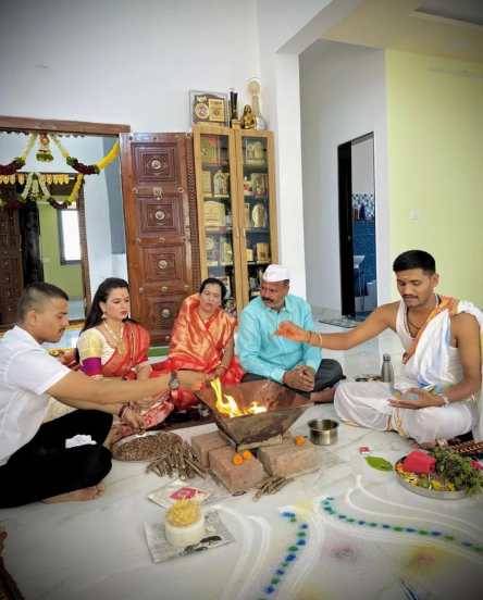 त्या फोटोंमध्ये तिच्या घराची छोटीशी झलक दिसली. त्यामुळे तिचं घर नक्की कसं आहे, याची तिच्या चाहत्यांना खूप उत्सुकता होती.