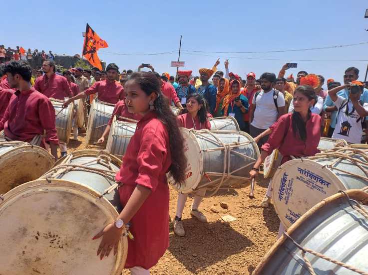 ढोल ताशांच्या गरजात किल्ले रायगड परिसर दुमदुमून गेला होता. (फोटो - हर्षद कशाळकर)