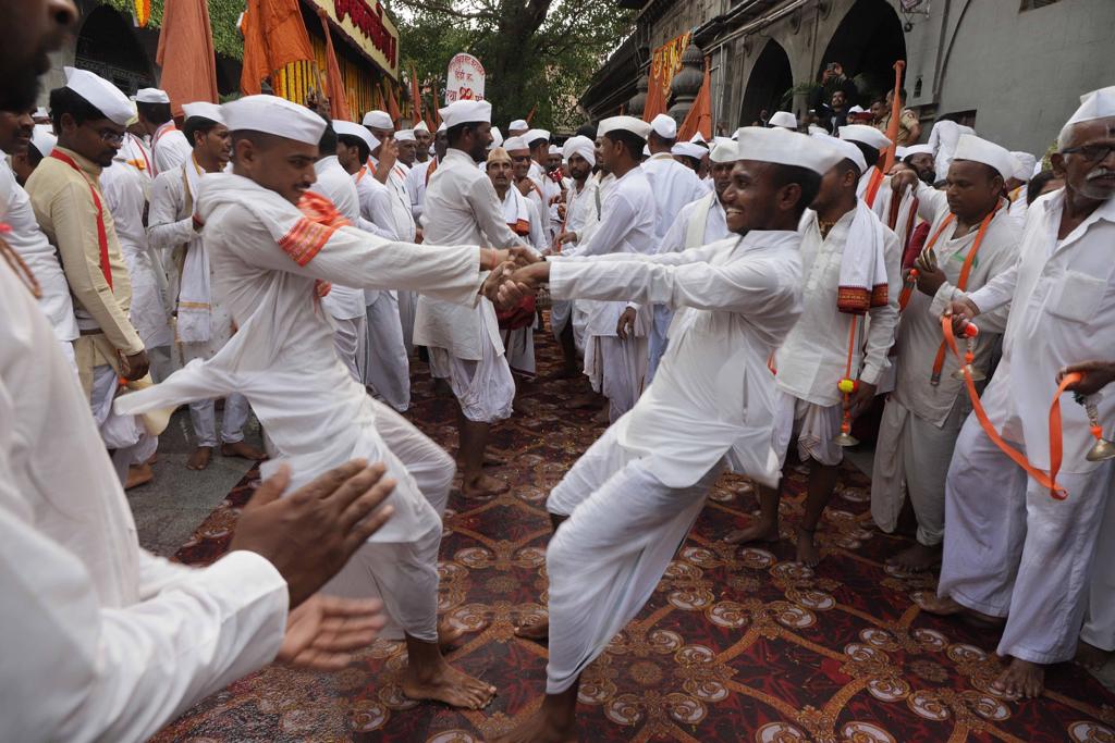 पिंपरी-चिंचवडकरांनी भक्तिभावाने पालखीला निरोप दिला.