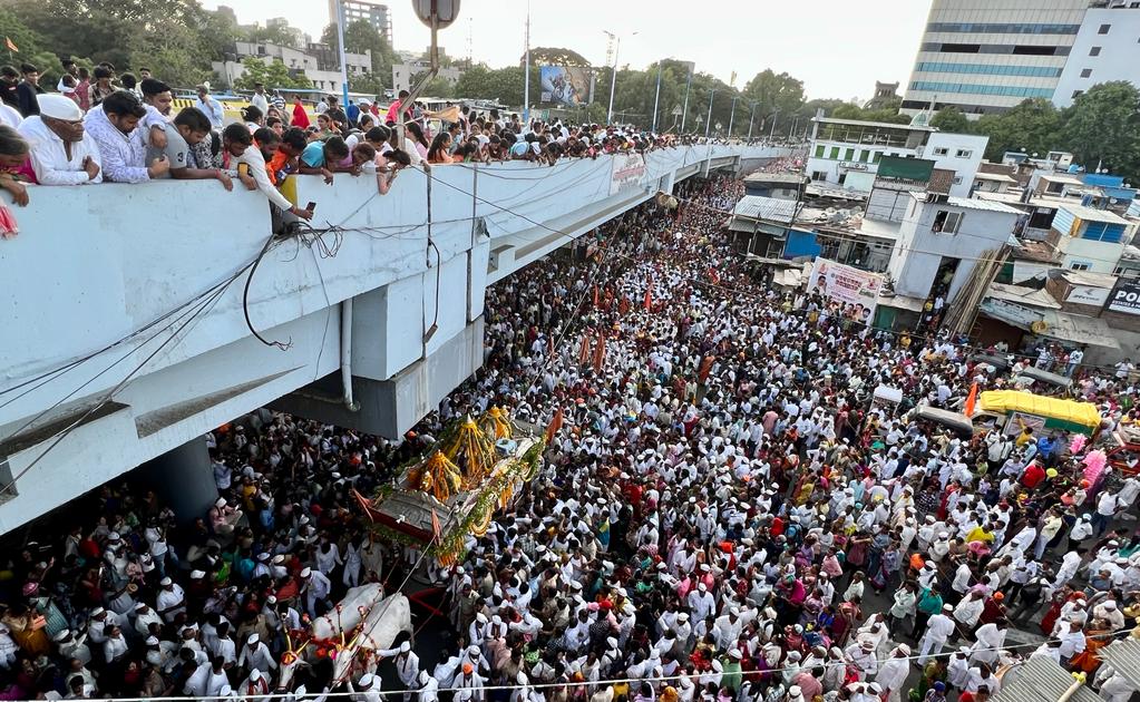 पहाटेपासूनच नागरिक जुन्या मुंबई-पुणे महामार्गावर दुतर्फा थांबलेले होते. पालखीचे दर्शन घेण्यासाठी नागरिकांनी मोठी गर्दी केली होती.