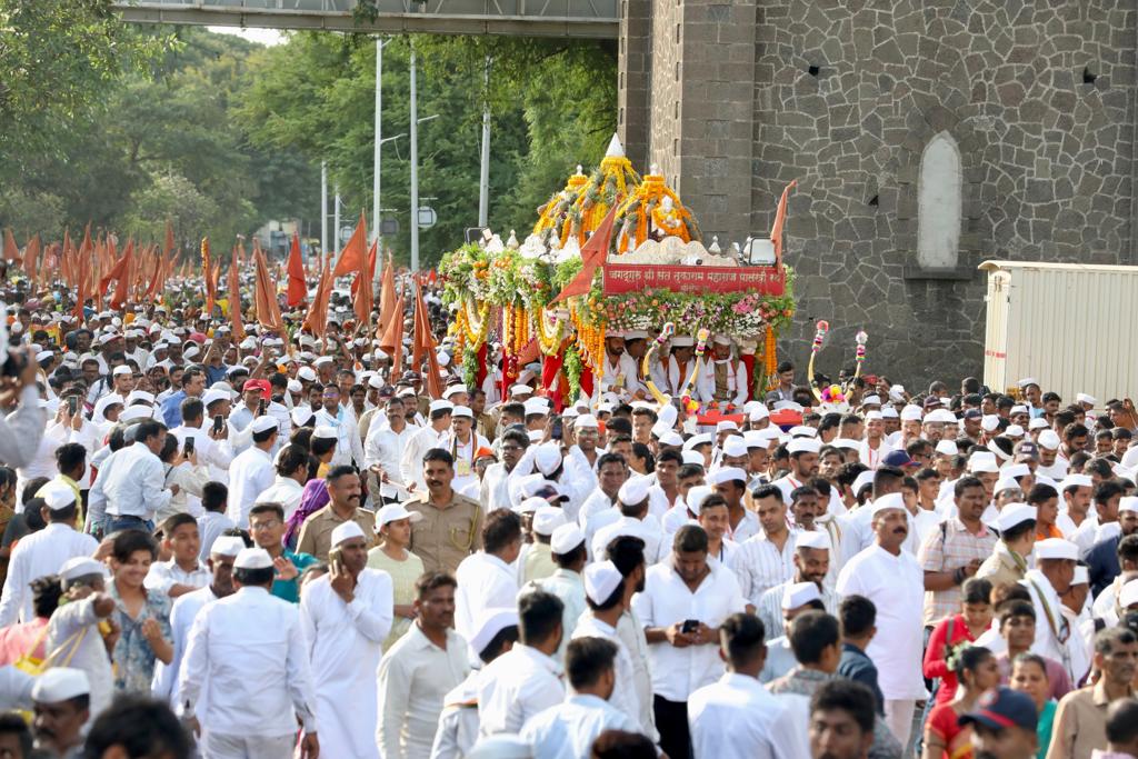 उद्योगनगरीचा पाहुणचार घेऊन श्री संत तुकाराम महाराजांचा पालखी सोहळा सोमवारी पुण्याकडे मार्गस्थ झाला आहे.