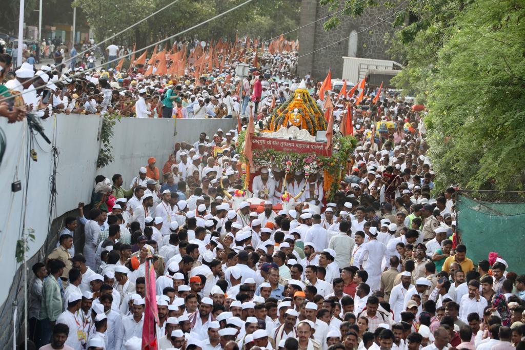 सोमवारी पहाटे संत तुकाराम महाराज संस्थानचे अध्यक्ष पुरुषोत्तम महाराज मोरे यांच्या उपस्थितीत मंदिरात महापूजा झाली. महापालिका आयुक्त शेखर सिंह, त्यांच्या पत्नी ईशा सिंह यांनी पादुकांचे पूजन केले. काकड आरती झाली. त्यानंतर सोहळा मार्गस्थ झाला.