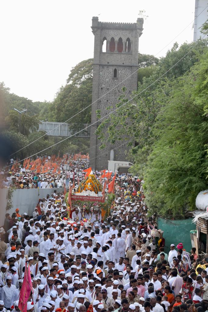 पहाटेपासूनच नागरिक जुन्या मुंबई-पुणे महामार्गावर दुतर्फा थांबलेले होते. खंडोबा माळ चौकातून सोहळा मुंबई-पुणे महामार्गाने पुण्याकडे निघाला.