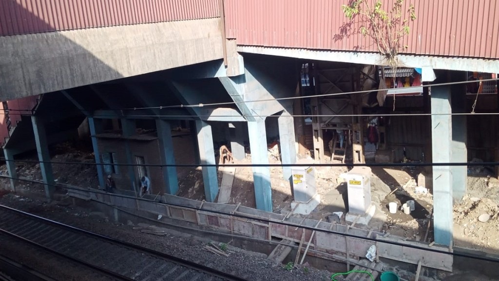 parking lot Dombivli East Railway Station