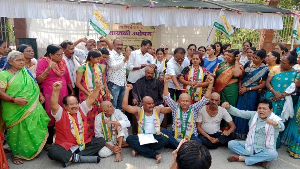 Jai Vidarbha Party mundan protest