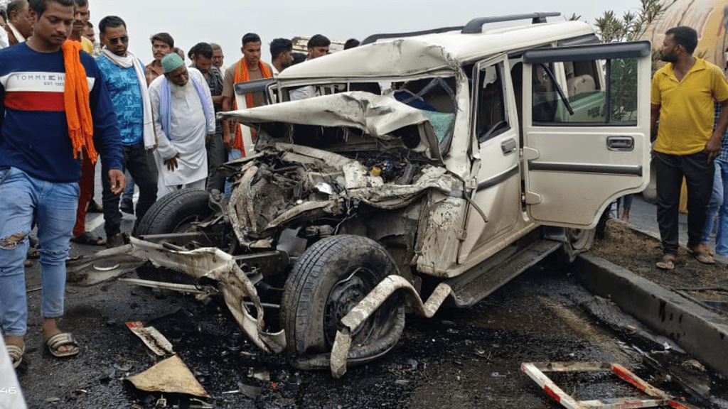 yavatmal accident four persons died vehicle hit divider