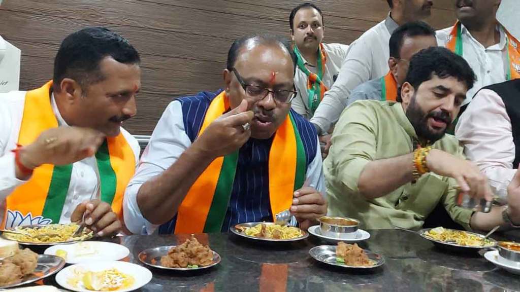 bawankule eating misal with workers in pune