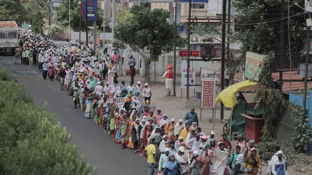 ashram school daily workers march towards Mumbai