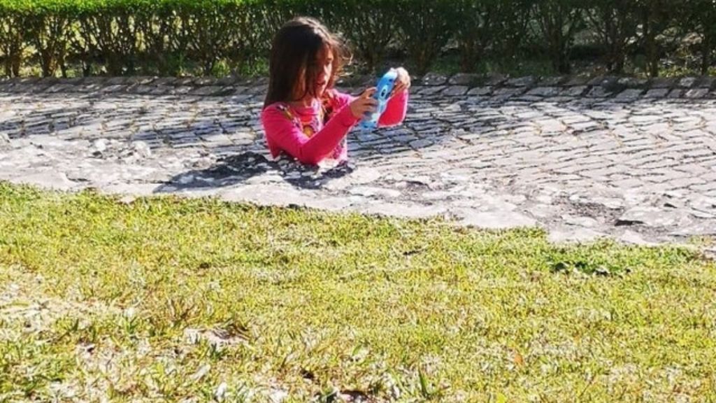 optical illusion where is rest of girl's body in photo goes viral