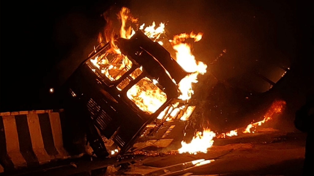 speeding truck hit divider truck caught fire wardha