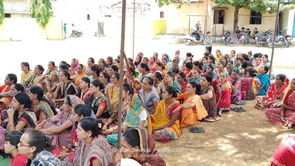 women of gidhadi ban liquor in village