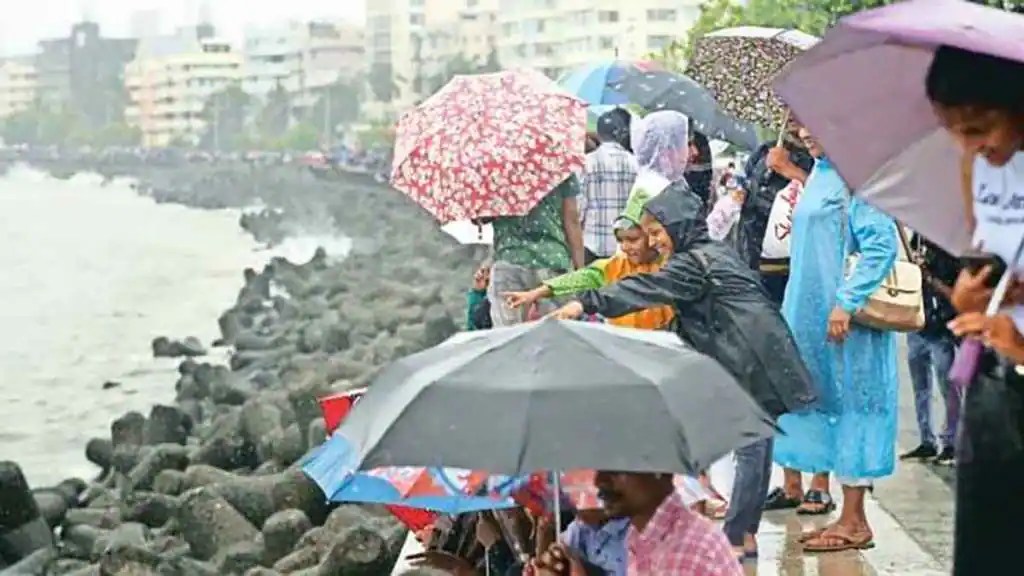 मरिन ड्राइव्हला मित्रमैत्रिणी आणि कुटुंबाबरोबर ‘प्लॅन’ करुन गेला नाही असा अस्सल मुंबईकर सापडणे कठीण.