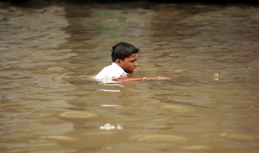 बारवी धरणातूनही विसर्ग सुरू झाल्याने दिवा, डोंबिवली, कोपर, कल्याणसह अनेक आजूबाजूची शहरं पाण्याखाली गुडूप झाली होती. (फोटो - इंडियन एक्स्प्रेस)