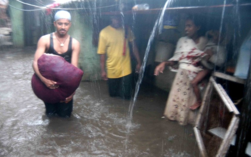 घरांदारात पाणी शिरल्याने अनेकांचे संसार भिजले होते. कपडा-लत्ता, भांड्यांपासून ते दाग-दागिनेही वाहून गेल्याची आठवण काहीजण सांगतात. (फोटो - इंडियन एक्स्प्रेस)