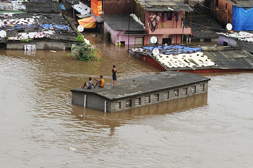 शाळा-महाविद्यालयांत गेलेल्या विद्यार्थ्यांना घरी आणताना त्यांच्या पालकांची दमछाक झाली. अनेक ठिकाणी झाडांची पडझड झाल्याने रस्ते बंद झाले होते. तर, पावसाचे पाणी साचल्याने अनेक गाड्या अडकून पडल्या होत्या. (फोटो - इंडियन एक्स्प्रेस)